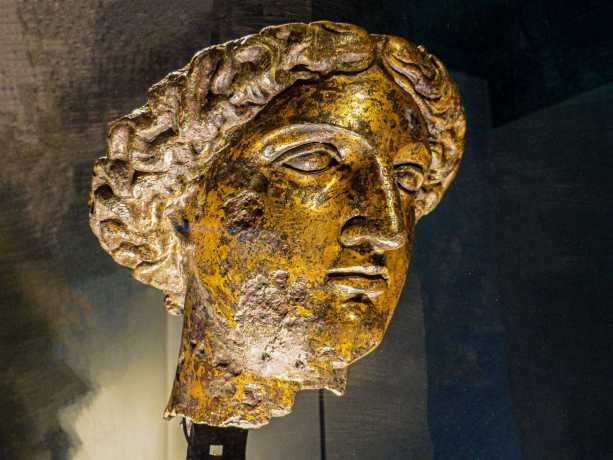 Frauenkopf aus Bronze, der im römischen Bad von Bath möglicherweise Sulis darstellt bronze ausflug southampton kreuzfahrt römisch bath
