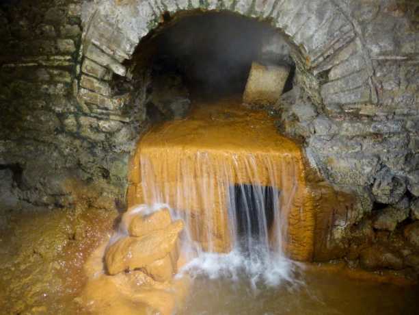 Überlauf der Quelle im römischen Bad von Bath quelle römisches bad bath ausflug southampton kreuzfahrt