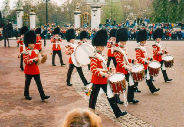 Parade vor dem Buckingham Palace ausflug southampton kreuzfahrt london bukingham palace