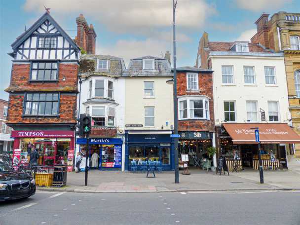 Fachwerkhäuser am Marktplatz von Salisbury ausflug southampton kreuzfahrt marktplatz salisbury