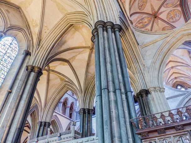 Innenansicht der Kathedrale von Salisbury ausflug southampton kreuzfahrt säulen salisbury kathedrale