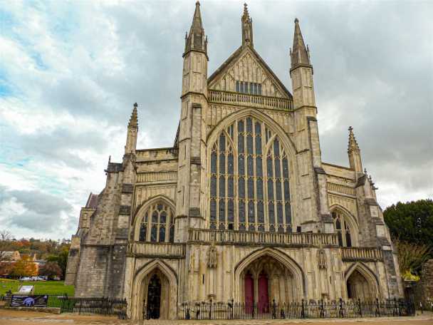 Aussenansicht auf die Kathedrale von Winchester kathedrale ausflug southampton kreuzfahrt winchester