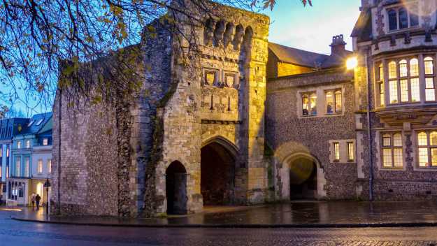 Stadttor der mittelalterlichen Stadtmauer von Winchester stadttor ausflug southampton kreuzfahrt winchester